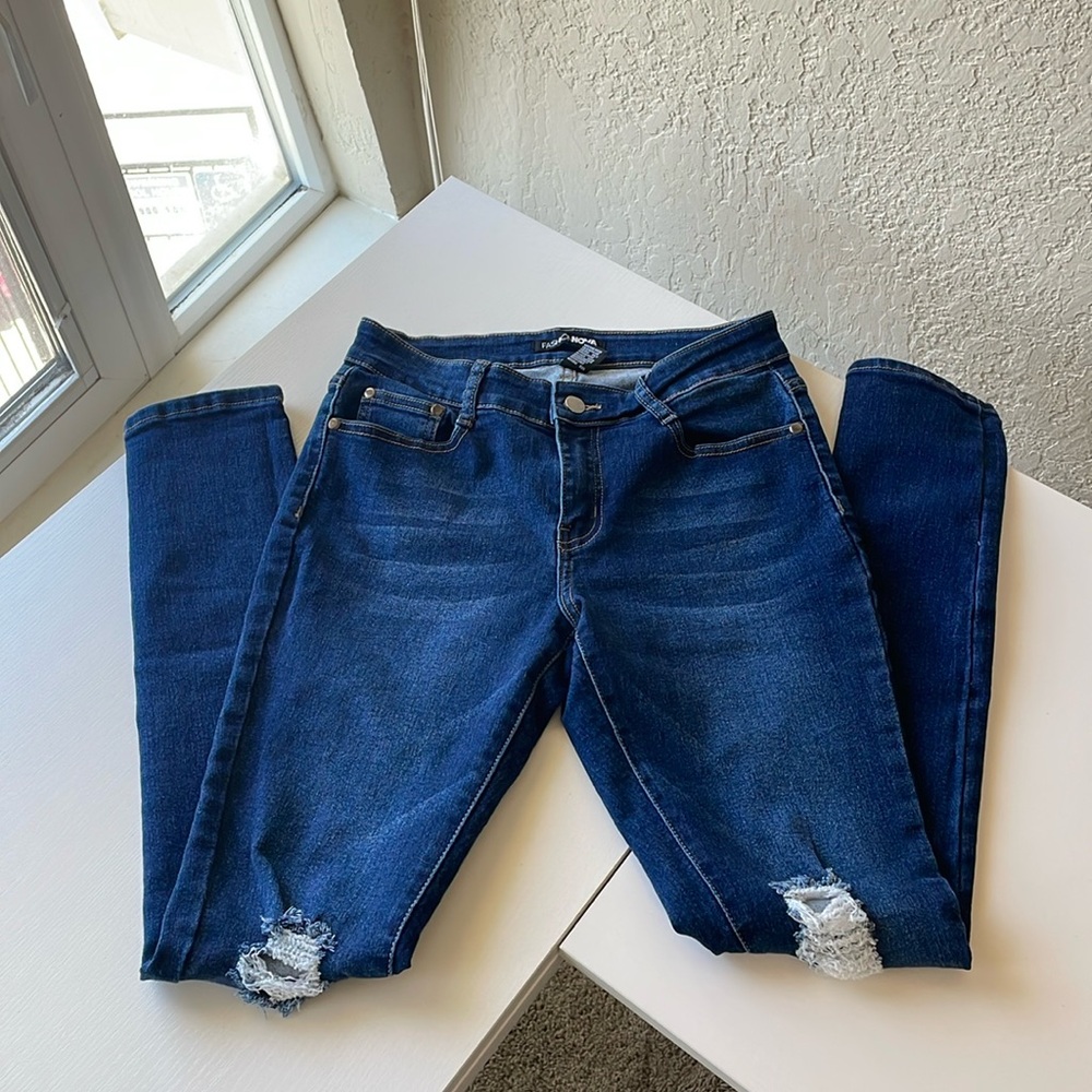 Like new!! Fashion Nova Distressed Ripped Skinny Jeans